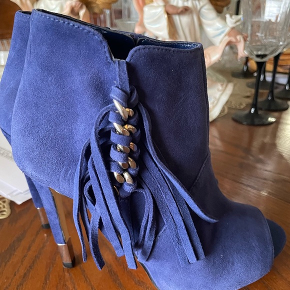 GUESS - Picture 5 of 12